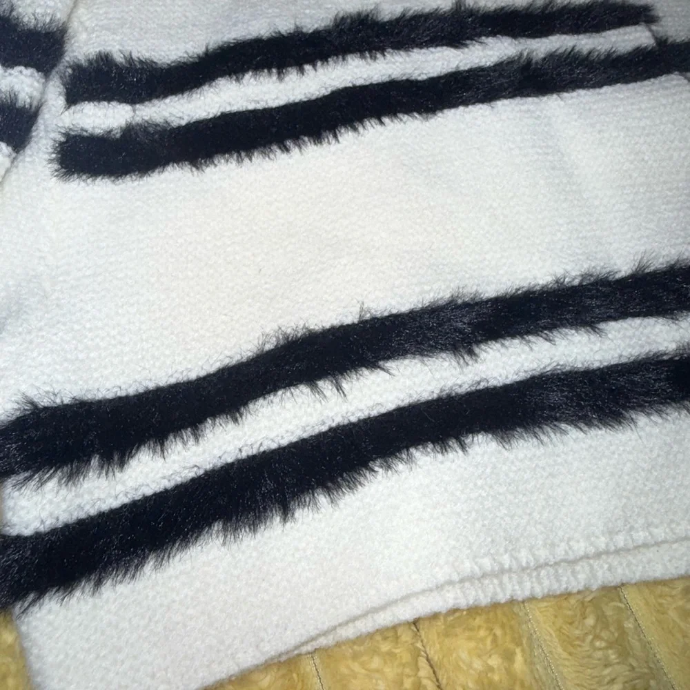 Women’s Butter Melon Striped Black and White Crop Sweater size SMALL (AZA)